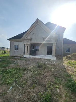 3bdrm Penthouse in Leisure Court, Lugbe District for sale