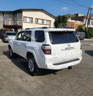 Toyota 4-Runner SR5 4x2 2019 White