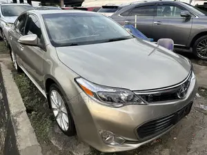 Toyota Avalon XLE Sedar FWD (3.5L 6cyl 6A) 2013 Gold
