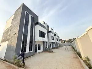 4bdrm Townhouse/Terrace in Apo Resettlement for sale
