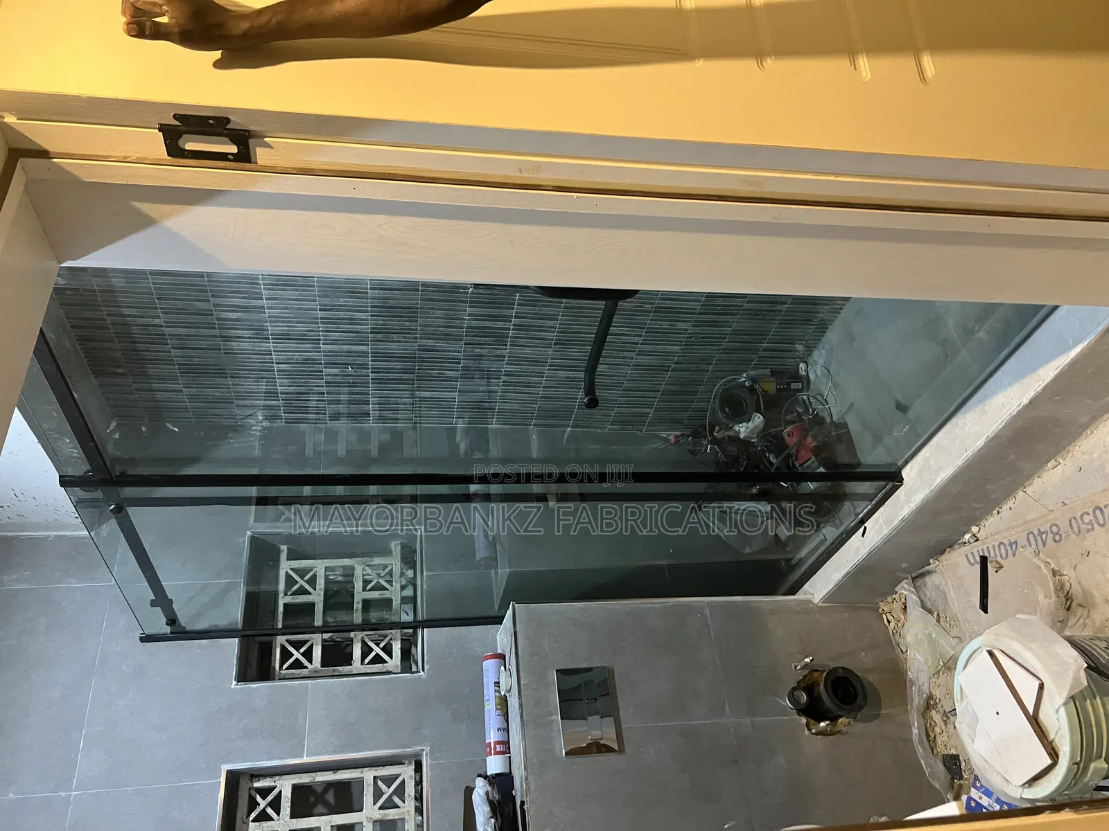 Plane Sliding Shower Cubicle With Black Accessories