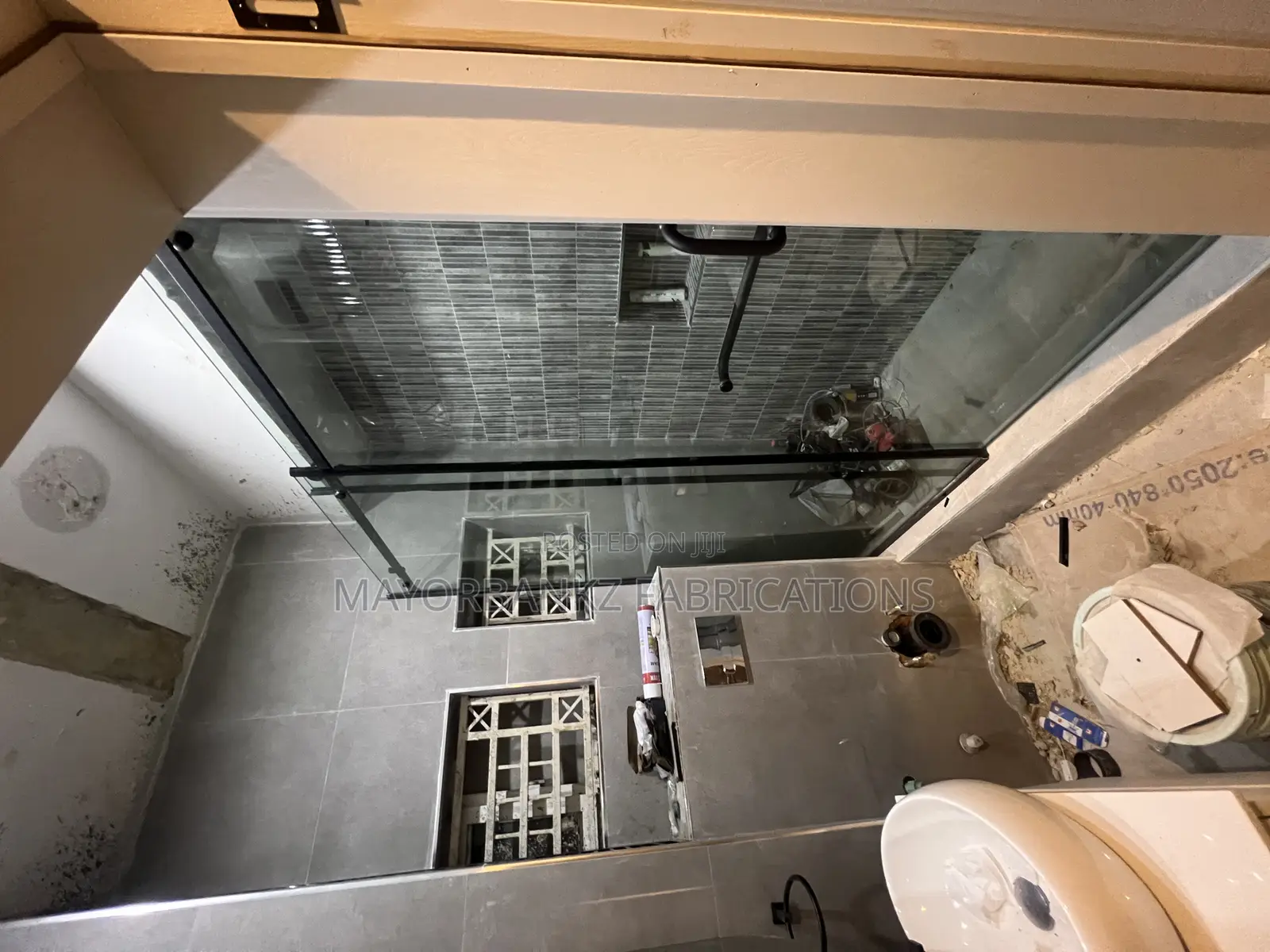 Plane Sliding Shower Cubicle With Black Accessories