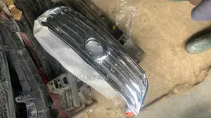 Front Grill Avalon 2008