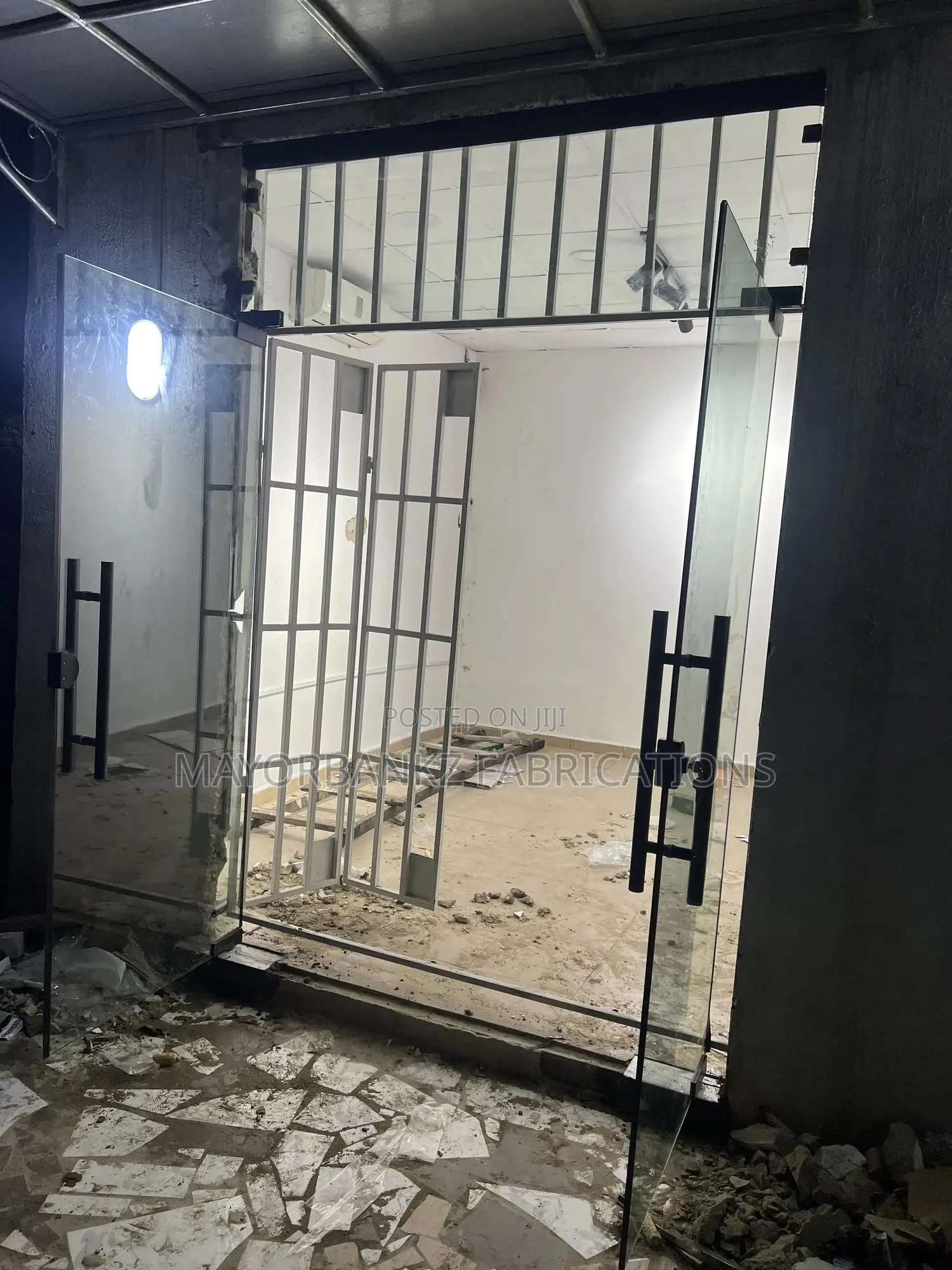 Frameless Swing Door With Black Accessories