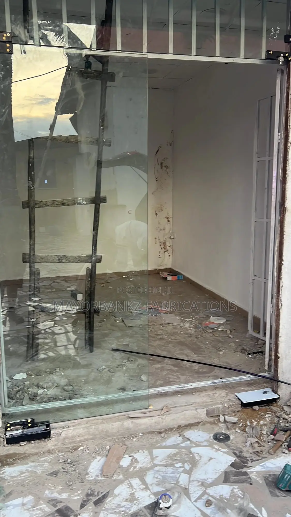 Frameless Swing Door With Black Accessories