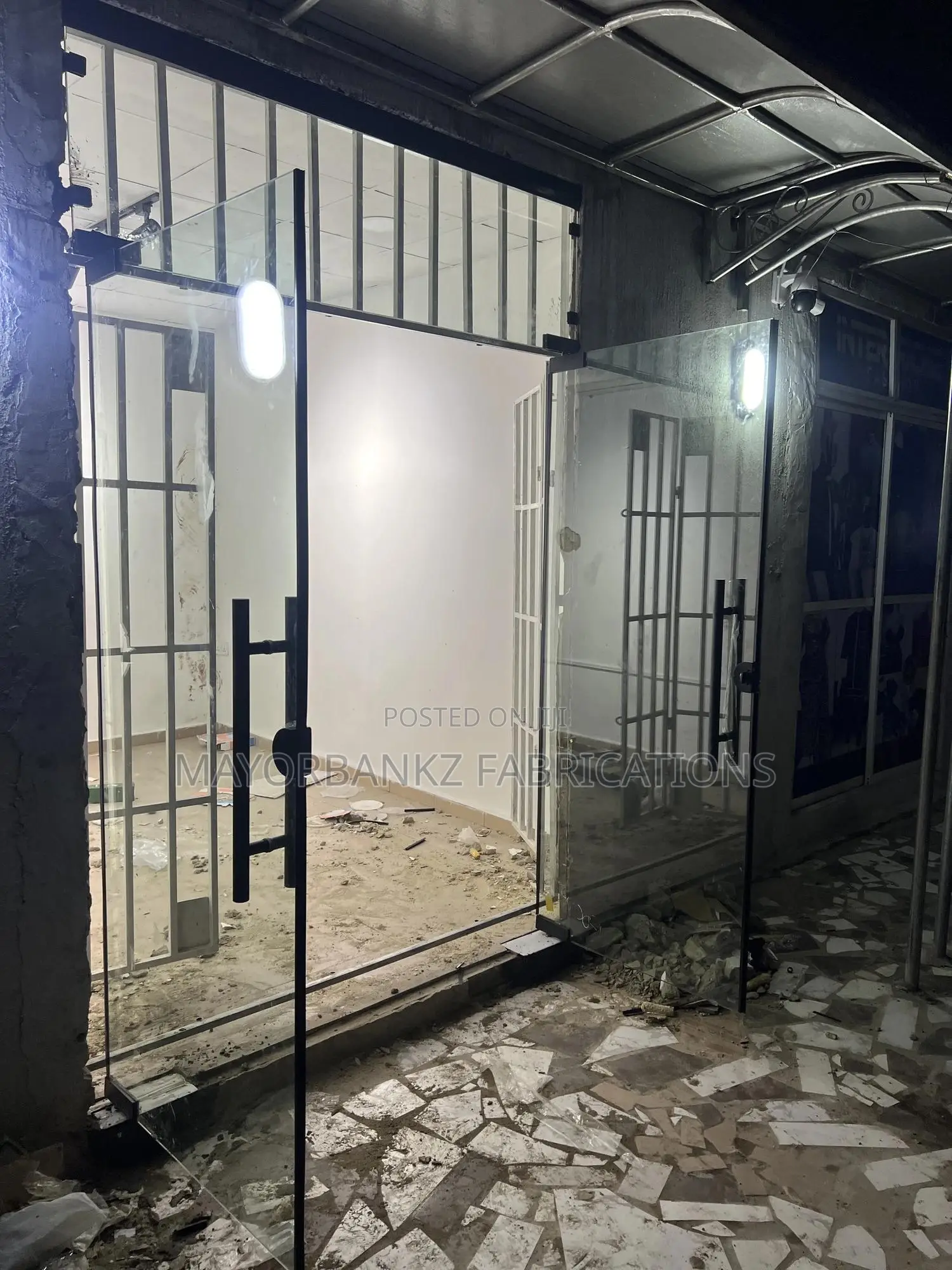 Frameless Swing Door With Black Accessories