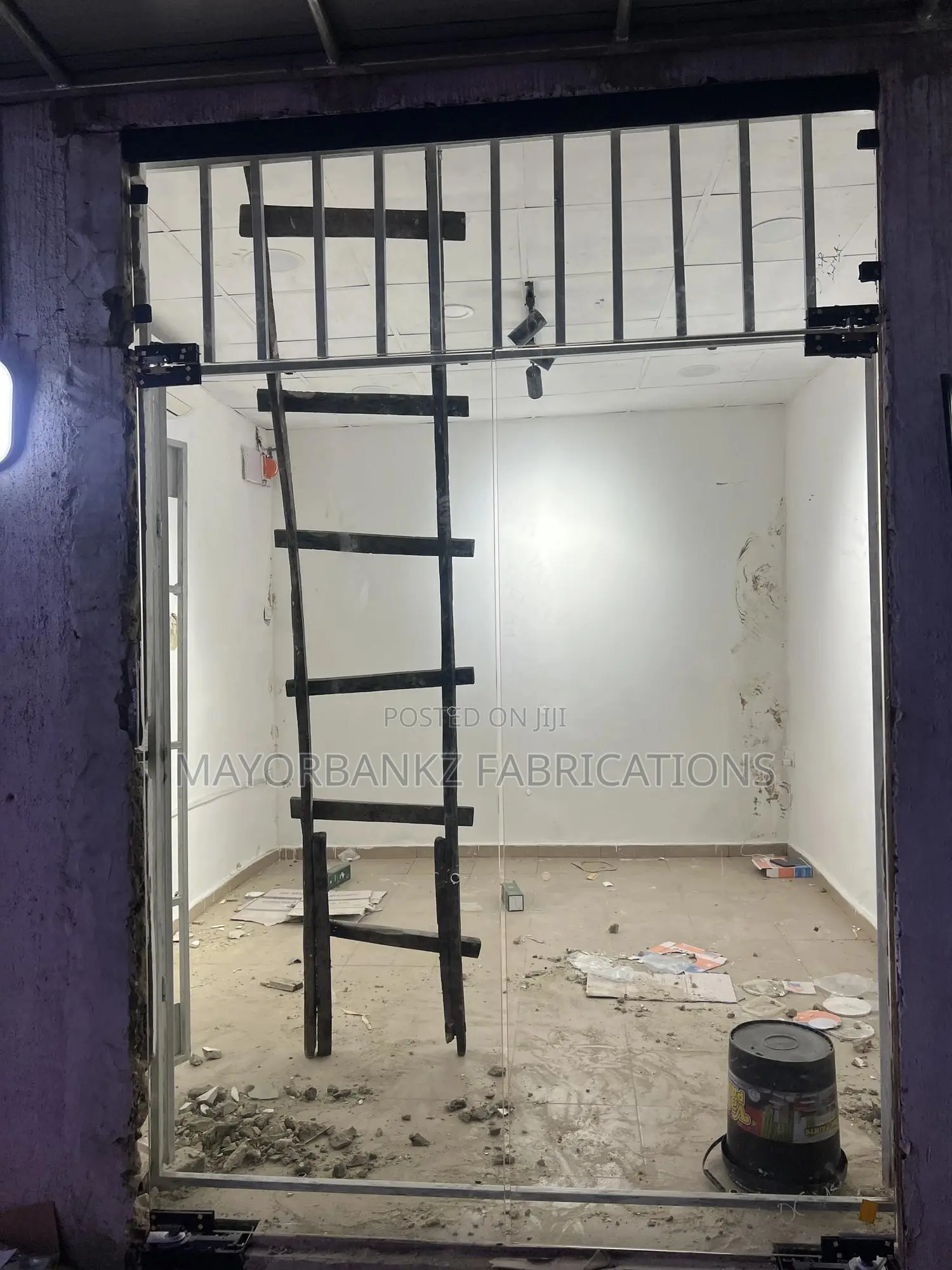 Frameless Swing Door With Black Accessories