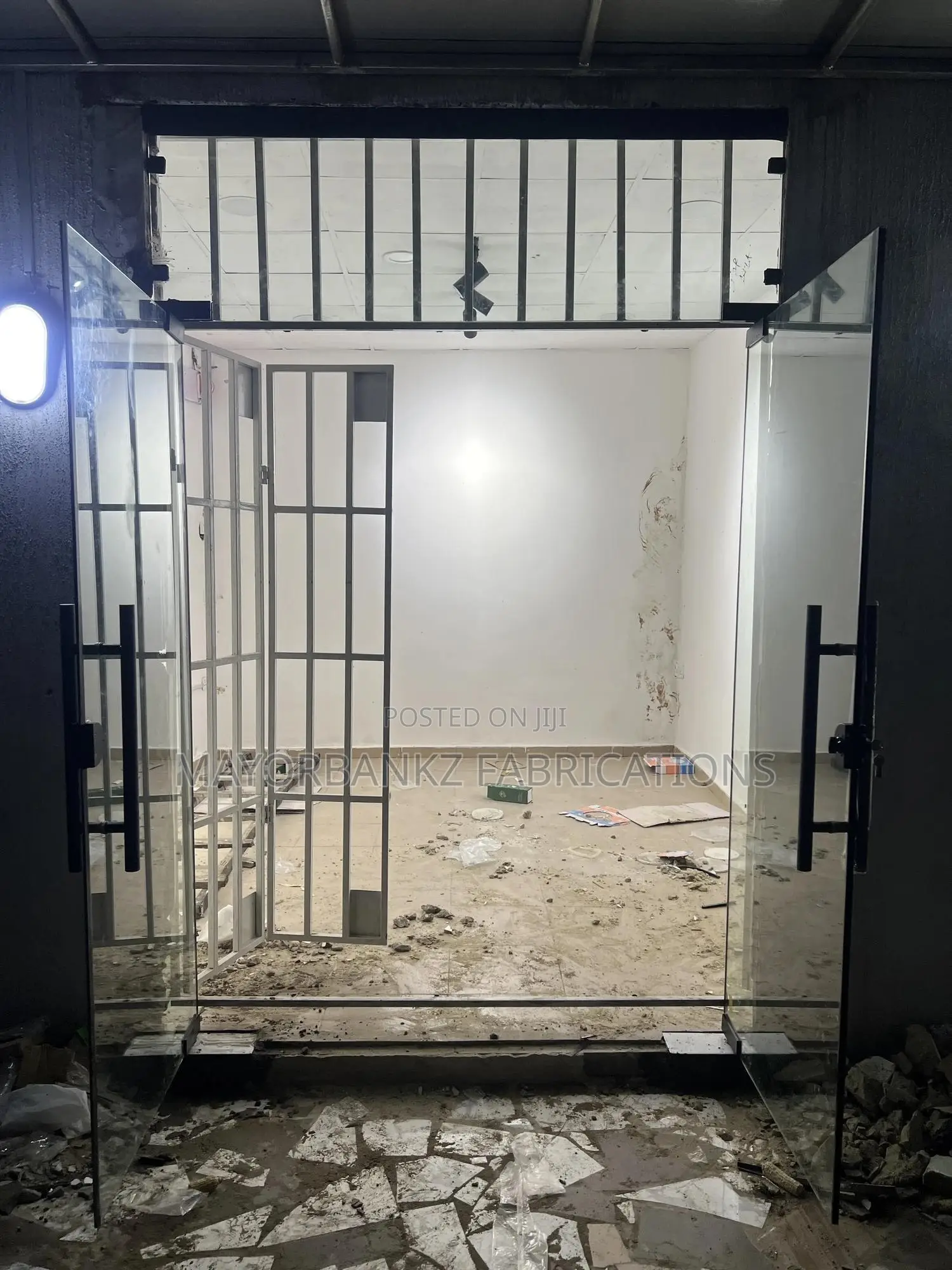 Frameless Swing Door With Black Accessories