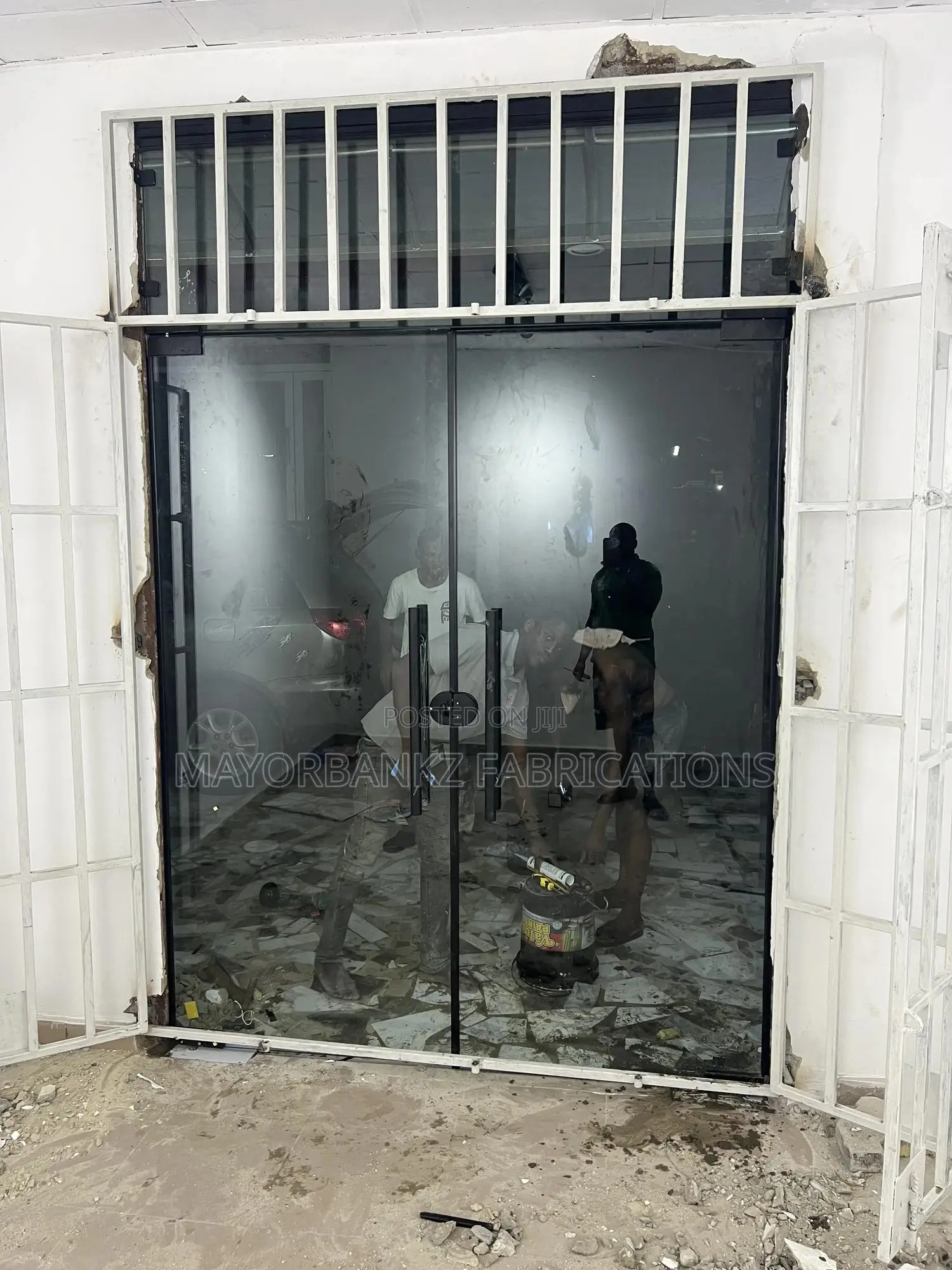 Frameless Swing Door With Black Accessories