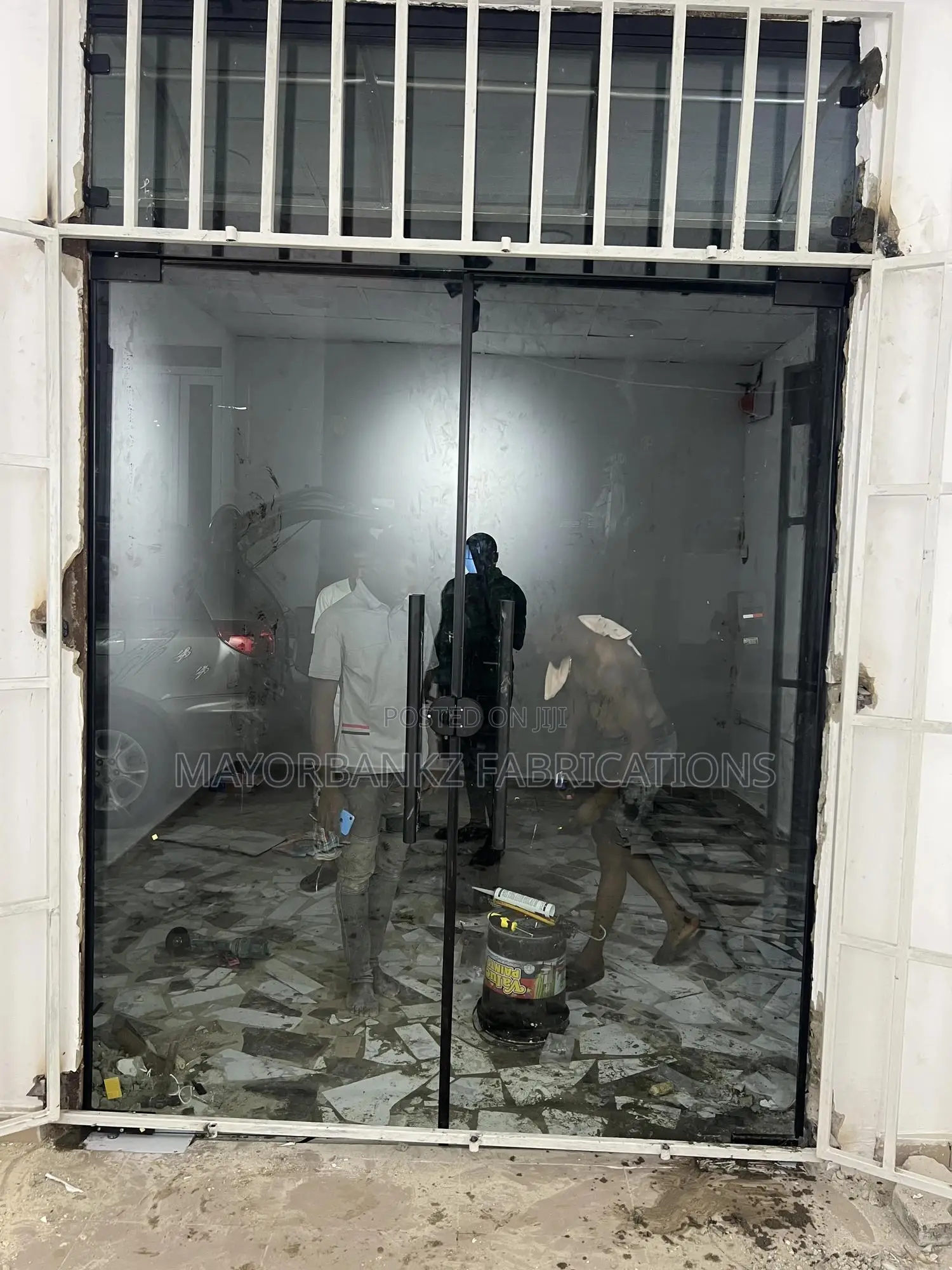 Frameless Swing Door With Black Accessories