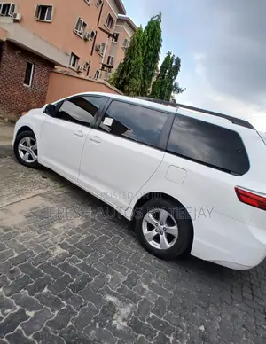 Toyota Sienna LE 7 Passenger Mobility (3.5L 6cyl 8A) 2017 White