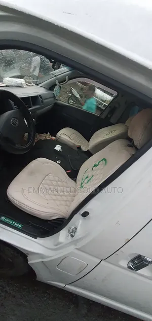 Toyota HiAce 2014 White