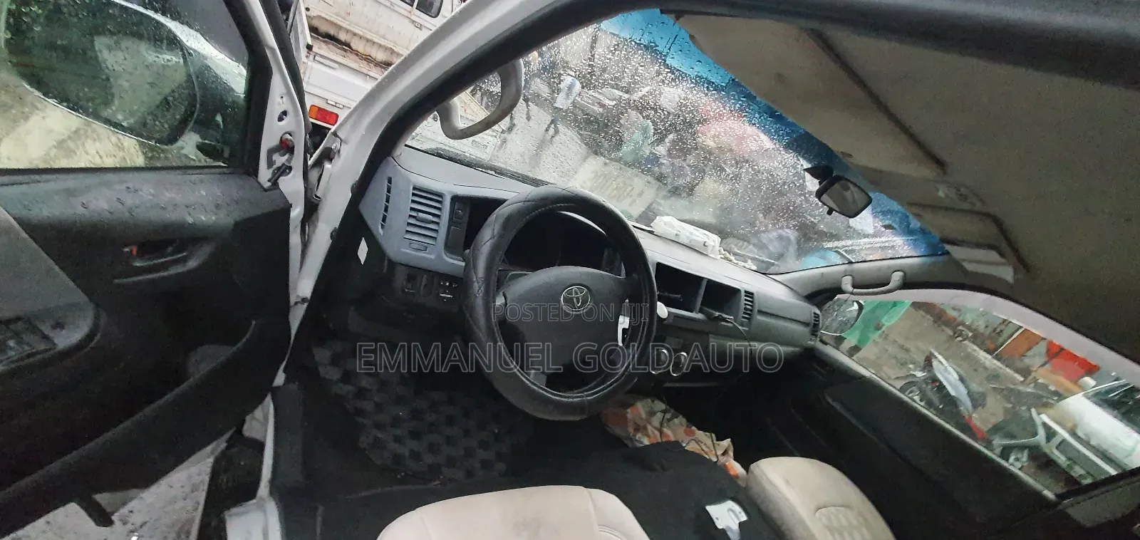 Toyota HiAce 2014 White