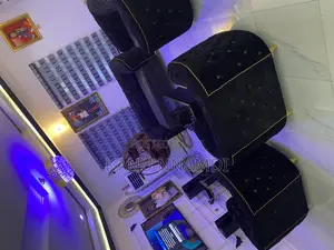 Butting Butting Chair With Table
