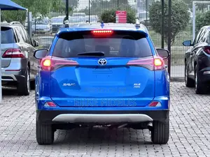 Toyota RAV4 XLE 4dr SUV (2.5L 4cyl 6A) 2018 Blue