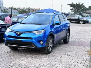 Toyota RAV4 XLE 4dr SUV (2.5L 4cyl 6A) 2018 Blue