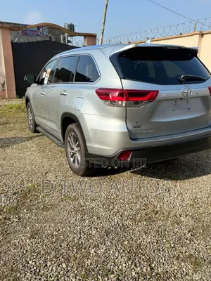 Toyota Highlander XLE 4x4 V6 (3.5L 6cyl 8A) 2018 Silver