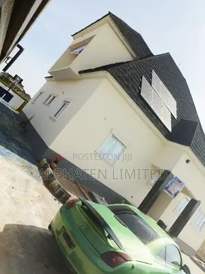 5bdrm Penthouse in Universal Estate, Lugbe District for sale