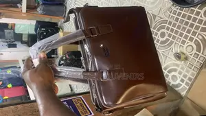 Executive Men’S Leather Waterproof Crossbody Laptop Bag