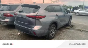 Toyota Highlander XLE 2021 Gray