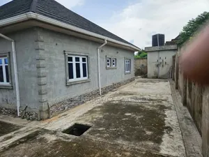 4bdrm Bungalow in Gloryland Estate, Amuwo-Odofin for sale