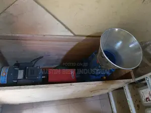 Livestock Feed Pellet Machine 250kg {4 Rollers)