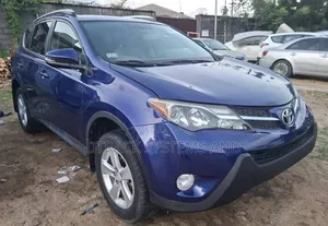 Toyota RAV4 XLE 4dr SUV (2.5L 4cyl 6A) 2014 Blue