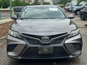Toyota Camry SE FWD (2.5L 4cyl 8AM) 2018 Gray