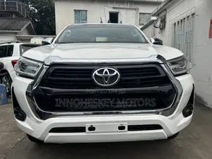 Toyota Hilux 2024 White