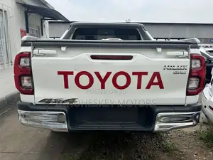 Toyota Hilux 2024 White