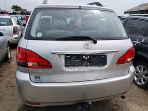 Toyota Avensis Verso 2.0 Petrol 2007 Silver