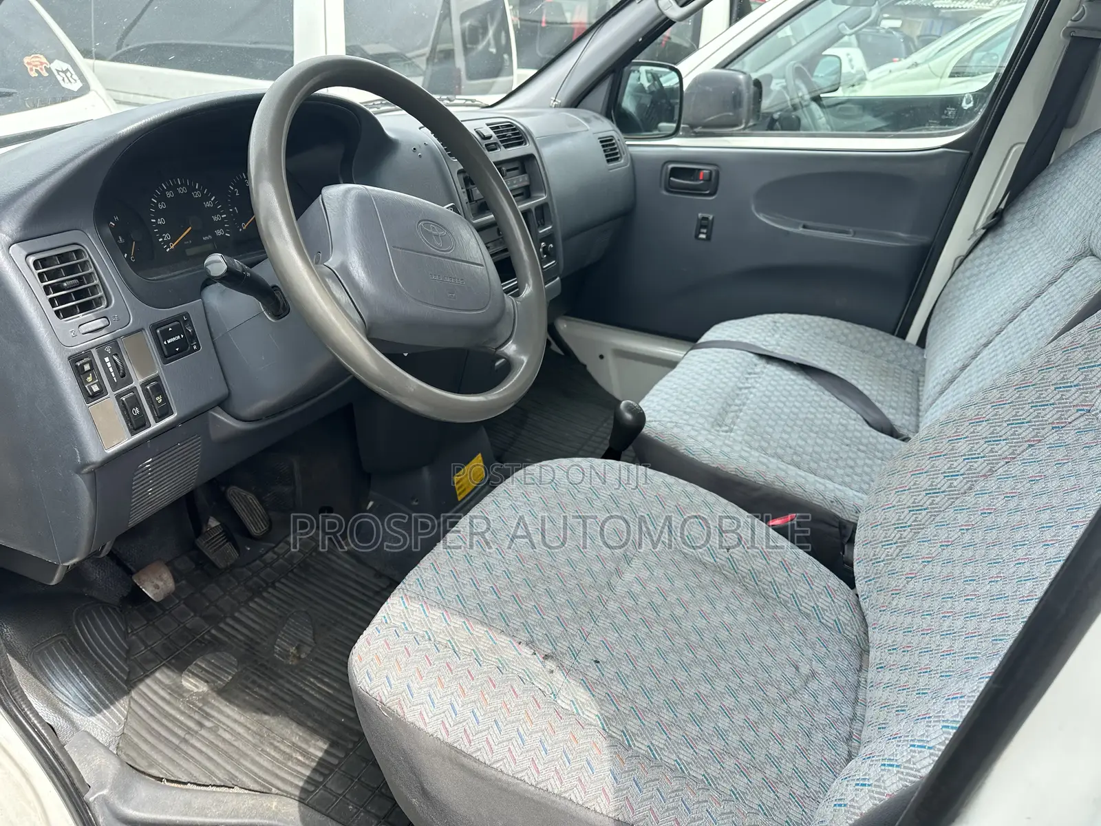 Toyota HiAce 2006 White