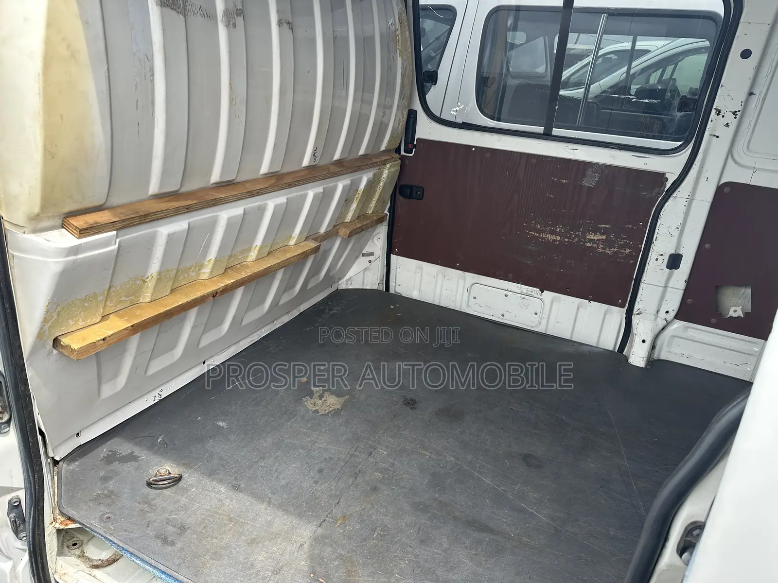 Toyota HiAce 2006 White
