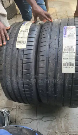 325/35r23 Michellin Tire