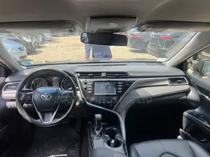 Toyota Camry SE FWD (2.5L 4cyl 8AM) 2018 Black