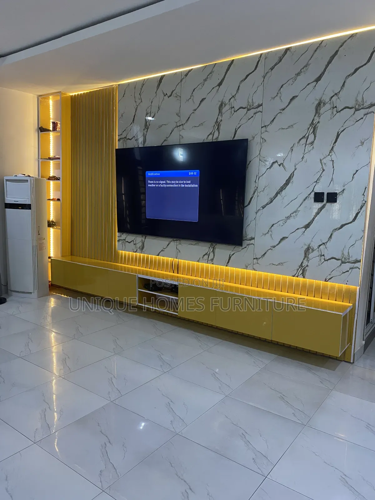 Acrilic Tv Console