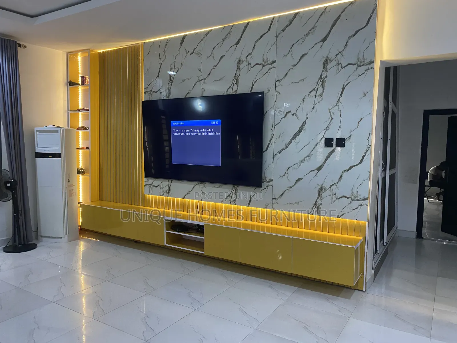 Acrilic Tv Console