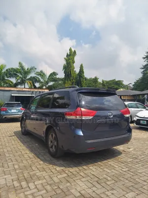Toyota Sienna 2014 Blue