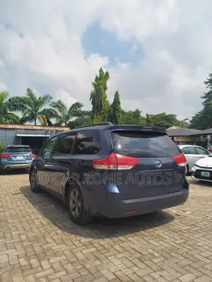 Toyota Sienna 2014 Blue