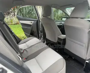 Toyota Corolla LE (1.8L 4cyl 2A) 2018 Silver