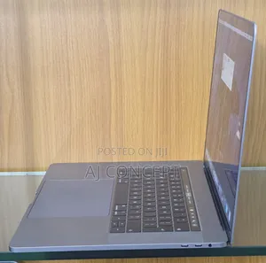 Laptop Apple MacBook Pro 2018 16GB Intel Core i7 SSD 250GB