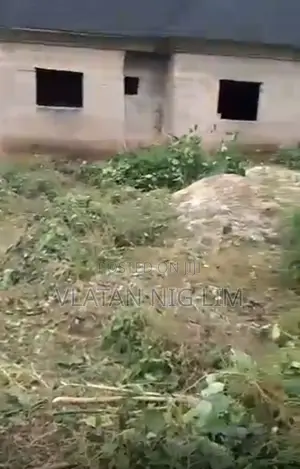4-Bed Bungalow With 2-Bed Bq on 100x100 Plot at Amagba Near Iu Farm.