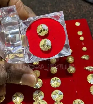 Gold Earrings – Simple Elegant