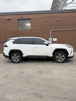 Toyota RAV4 XLE AWD 2023 White