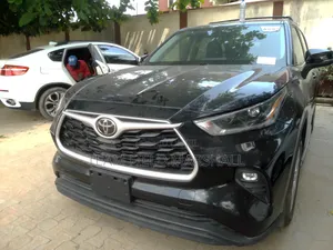 Toyota Highlander LE 2021 Black