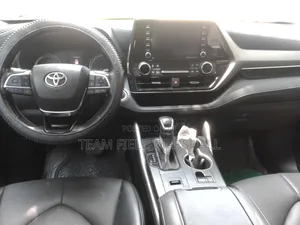 Toyota Highlander LE 2021 Black
