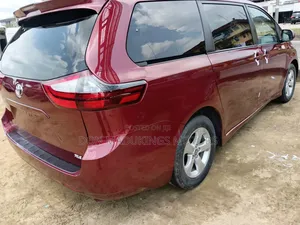 Toyota Sienna XLE AWD (3.5L 6cyl 8A) 2018 Burgundy