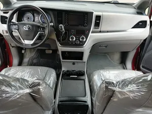Toyota Sienna XLE AWD (3.5L 6cyl 8A) 2018 Burgundy