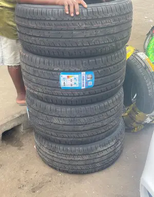 275 40 R22 Tire