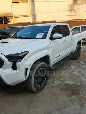Toyota Tacoma 2024 White